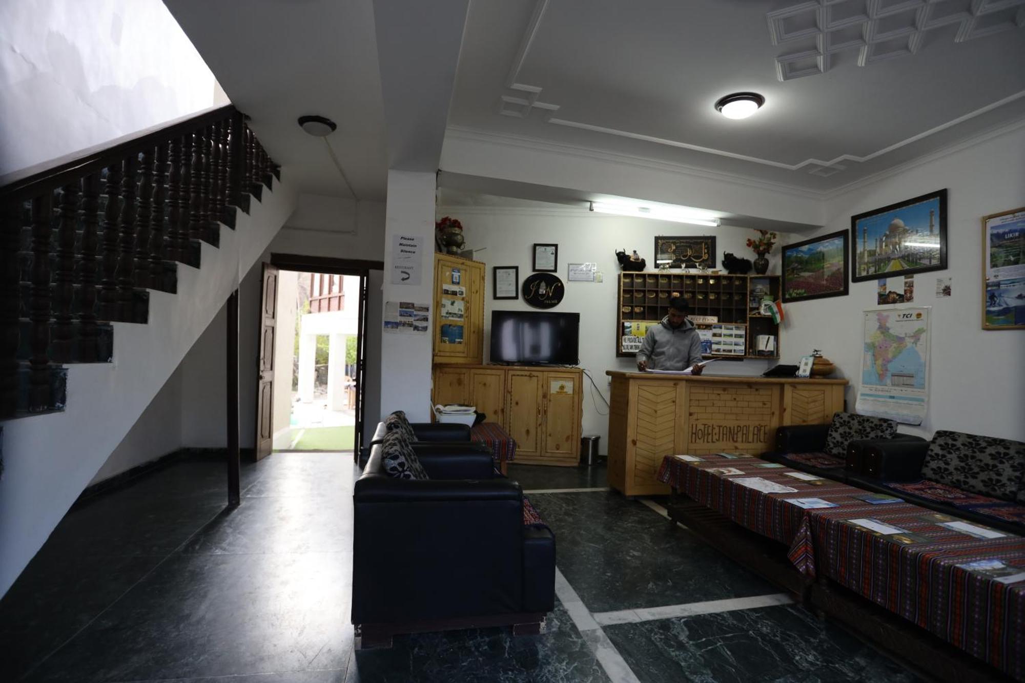 Hotel Jan Palace Лех Екстериор снимка